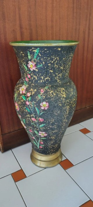 Vaso decorativo con fiori dipinti