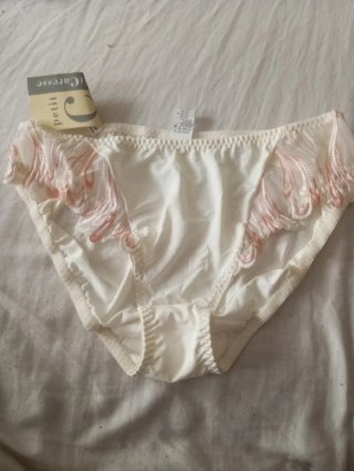 Bragas nuevas con estampado floral