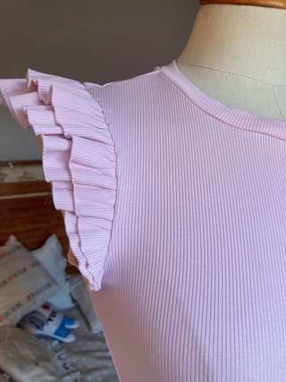 Top rosa canalé con volantes