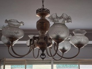 Lámpara de latón clásica con detalles de cristal