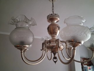 Lámpara de latón clásica con detalles de cristal