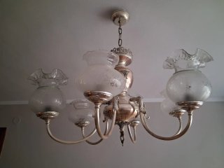 Lámpara de latón clásica con detalles de cristal