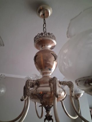 Lámpara de latón clásica con detalles de cristal