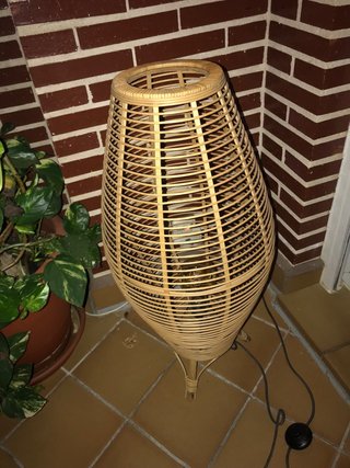 Lámpara de pie de bambú y metal