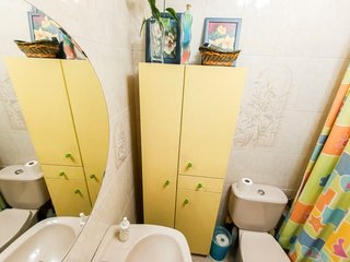 Armario de baño madera amarillo