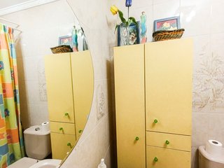 Armario de baño madera amarillo