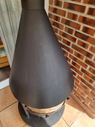 Chimenea de leña metálica negra