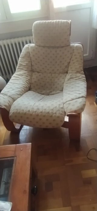 Sillón tela y madera beige con detalles granate.