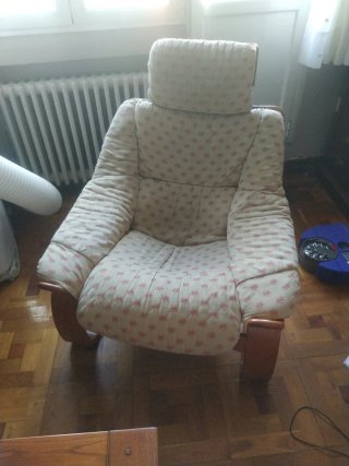 Sillón tela y madera beige con detalles granate.