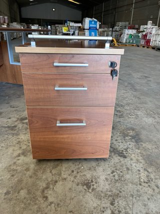 Mesa de oficina completa madera y metal