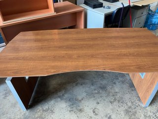 Mesa de oficina completa madera y metal