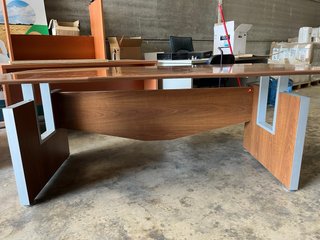 Mesa de oficina completa madera y metal