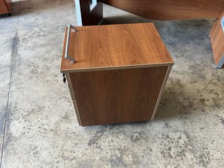 Mesa de oficina completa madera y metal