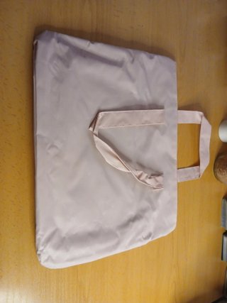 Bolsa rosa con estampado de fresas