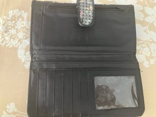 Cartera de lentejuelas con estampado floral