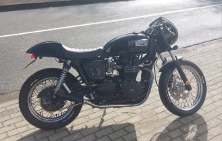Triumph Custom Moto Negra