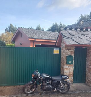 Triumph Custom Moto Negra