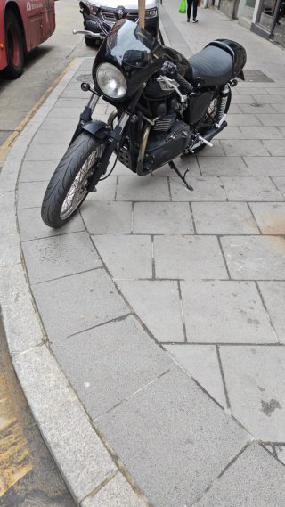 Triumph Custom Moto Negra