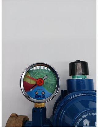 Regolatore di bassa pressione a 2 livelli - 50 mbar - include chiave per bombola di gas per barbecue GLP e riscaldamento con manometro