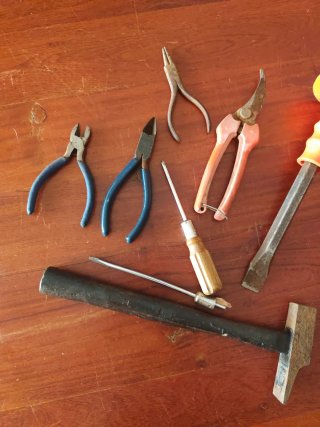 Herramientas varias: alicates, martillo, etc.