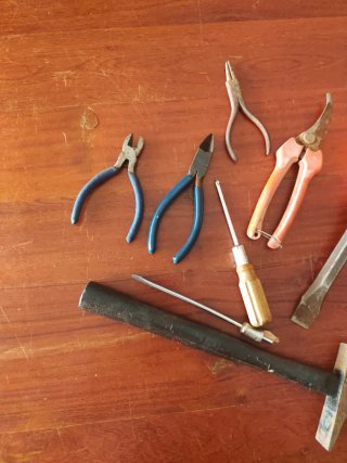 Herramientas varias: alicates, martillo, etc.