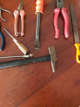 Herramientas varias: alicates, martillo, etc.