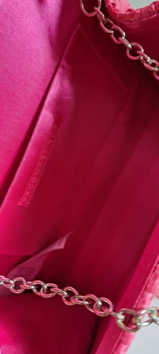 Bolso de mano rosa con estilo pedrería.