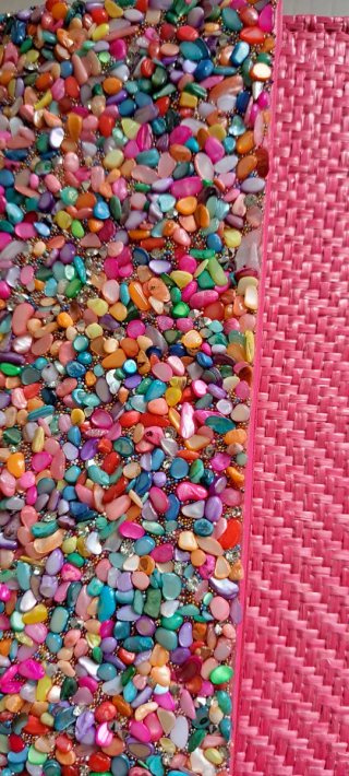 Bolso de mano rosa con estilo pedrería.