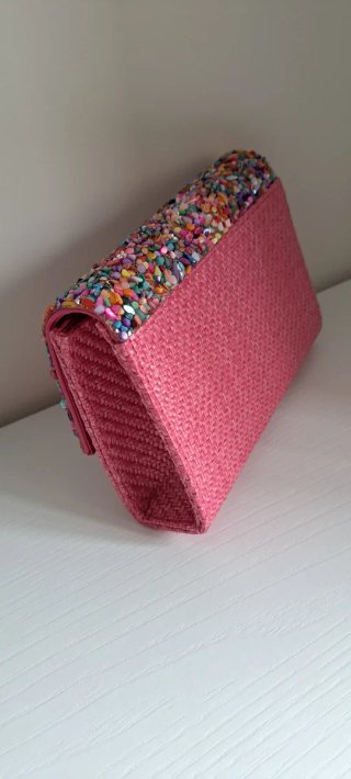 Bolso de mano rosa con estilo pedrería.