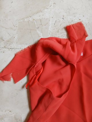 Traje asimétrico falda y top rojo