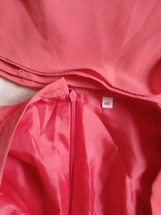 Traje asimétrico falda y top rojo