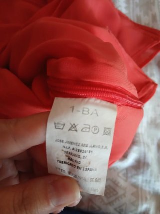 Traje asimétrico falda y top rojo