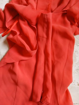 Traje asimétrico falda y top rojo