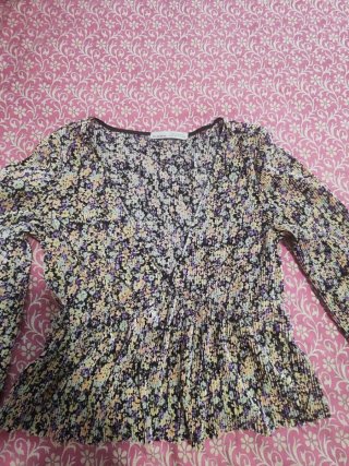 Blusa floral escote V manga larga