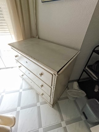 Cómoda blanca de madera con piedra de mármol