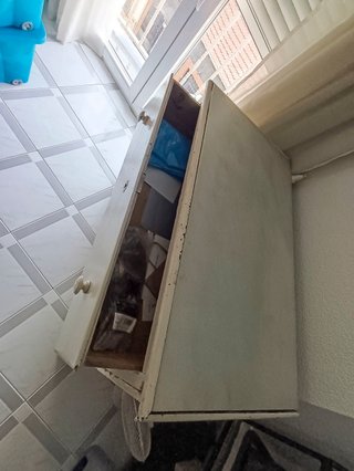 Cómoda blanca de madera con piedra de mármol