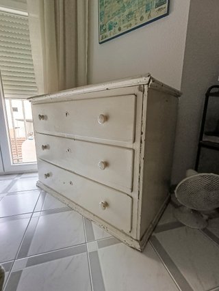 Cómoda blanca de madera con piedra de mármol