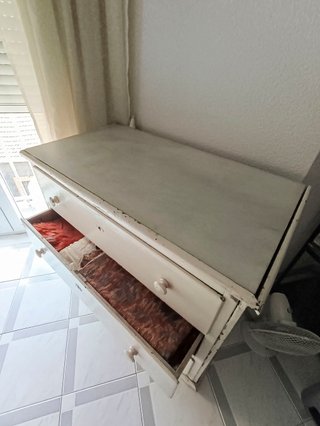 Cómoda blanca de madera con piedra de mármol