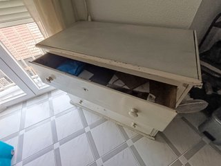 Cómoda blanca de madera con piedra de mármol