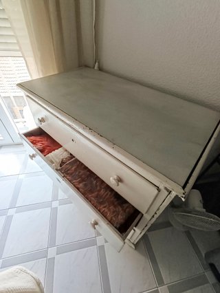 Cómoda blanca de madera con piedra de mármol