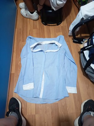 Camisa azul y blanca