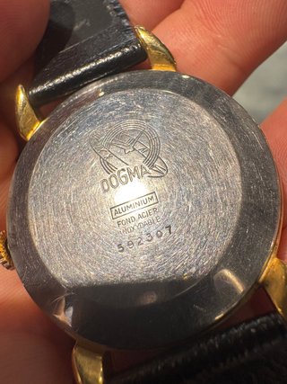 Reloj Dogma Prima de cuerda dorado