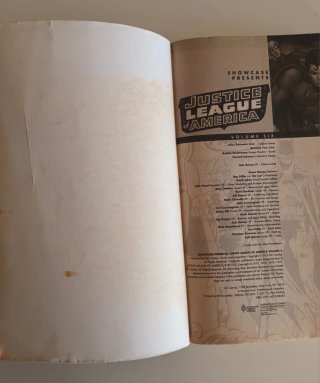 Justice League. DC Showcase presents. + 500 pgs.