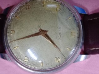 Reloj de pulsera plateado y marrón
