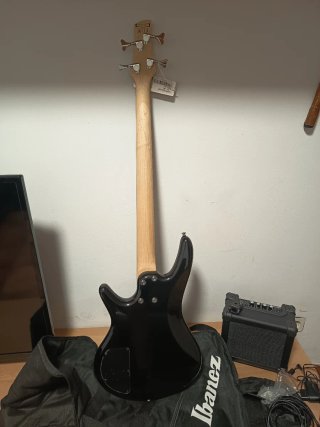 Bajo Ibáñez Negro + Amplificador y Accesorios