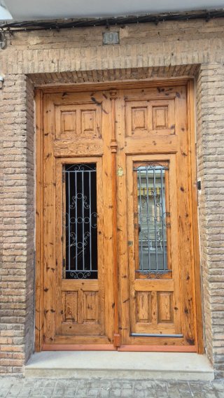 Puerta madera entrada restaurada