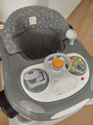 Andador bebé con bandeja
