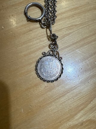 Collar de plata con moneda antigua leontina