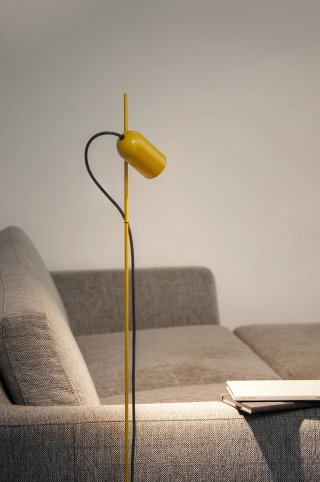 Lámpara de Pie Fá Yellow marca Gofi con Dimmer