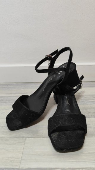 Sandalias negras con tiras y tacón